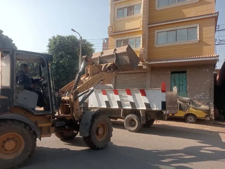 محافظ أسيوط يوجه بتكثيف حملات النظافة بقرى أبنوب ورفع 140طن مخلفات