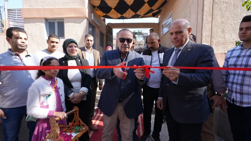 محافظ أسيوط يفتتح معرض مشغولات دار الرعاية الاجتماعية للرجال ويشيد بمهارات