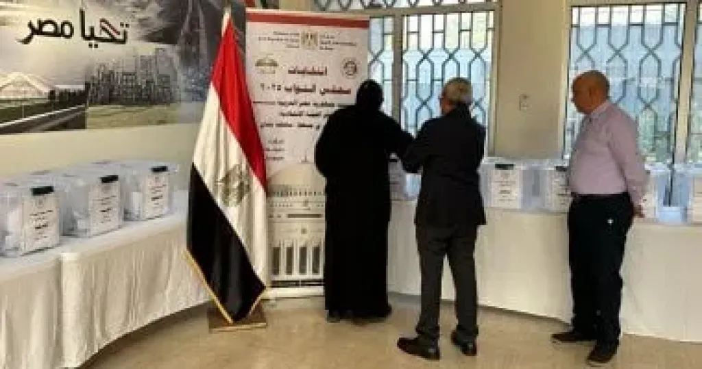 القمص سوريال الأنبا بيشوى يشارك فى انتخابات مجلس النواب بالسفارة المصرية بمسقط