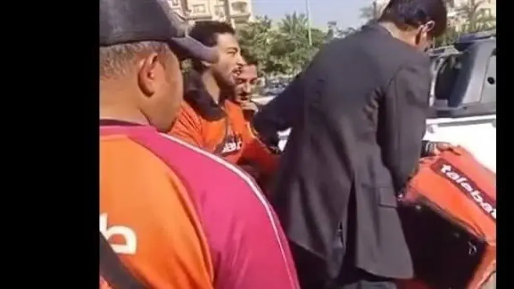 أنت شغال عندي، لحظة الاعتداء على عامل دليفري في مدينتي تثير الغضب