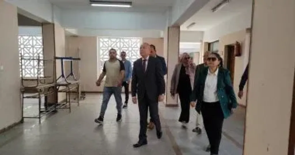 محافظ القاهرة يتفقد عددا من مقرات اللجان لمتابعة استعدادات انتخابات النواب