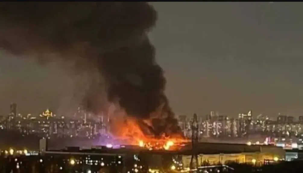 حريق مفاجئ يلتهم مبنى سكنيا في تل أبيب