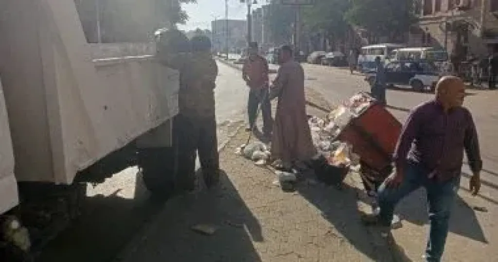 رفع 40 طنا من القمامة والمخلفات الصلبة بشوارع حى غرب سوهاج