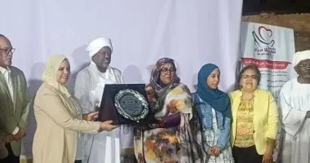 القنصلية السودانية بأسوان تكرّم الطالبة رهف الأمين الأولى على الثانوية
