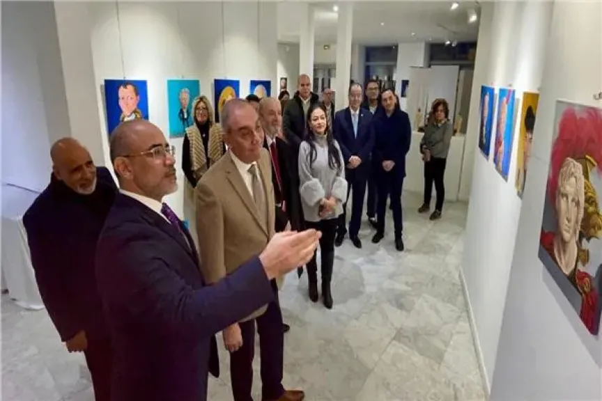 باريس تستضيف معرض فنان الكاريكاتير عمرو فهمي «عصفور من الشرق»