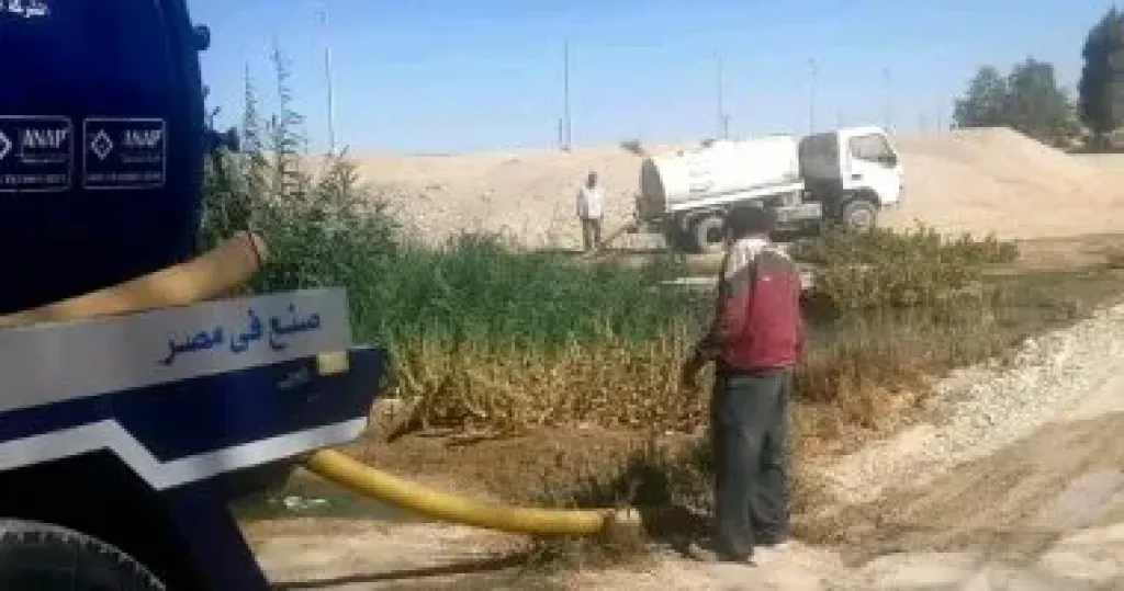 رئاسة مركز الفرافرة: رفع تراكمات مياه الصرف بالقرى وصيانة خط مياه قرية عمر بن الخطاب