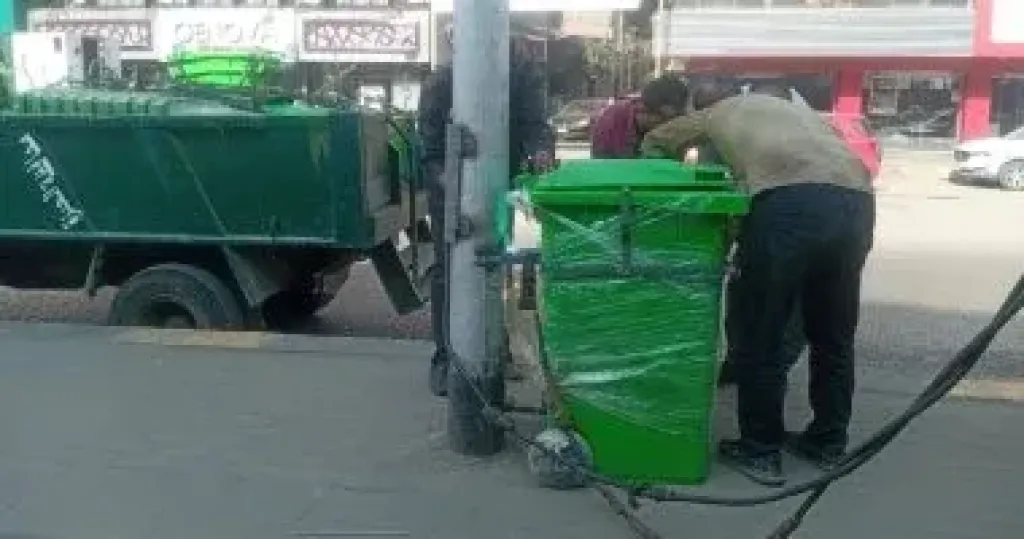 هيئة النظافة بالجيزة تدعم شارع فيصل بصناديق قمامة إضافية