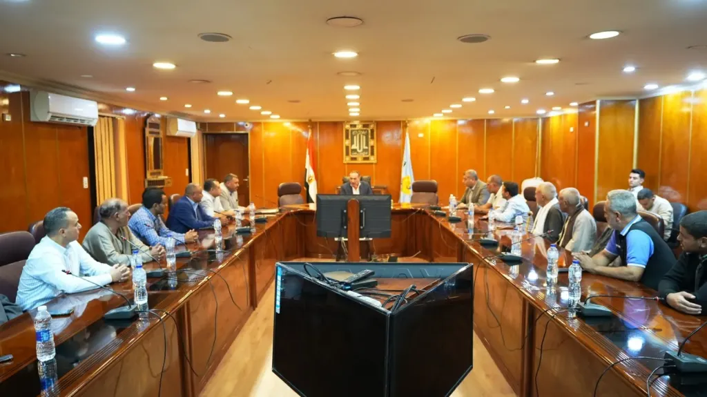 لقائه بمصدري ومزارعي الرمان.. محافظ أسيوط يوجه بتشكيل كيان