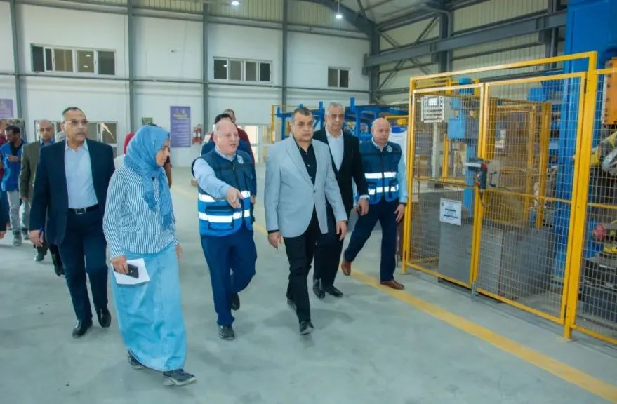 وزير الإنتاج الحربي يتفقد سير العملية الإنتاجية بشركة حلوان لمحركات الديزل (مصنع 909 الحربي) |صور