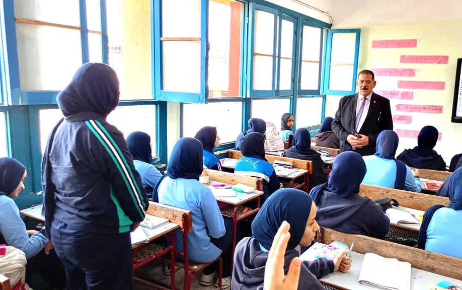 فتحى يفاجئ مدرسة الطحاوى الثانوية بنات للوقوف على انظباطها