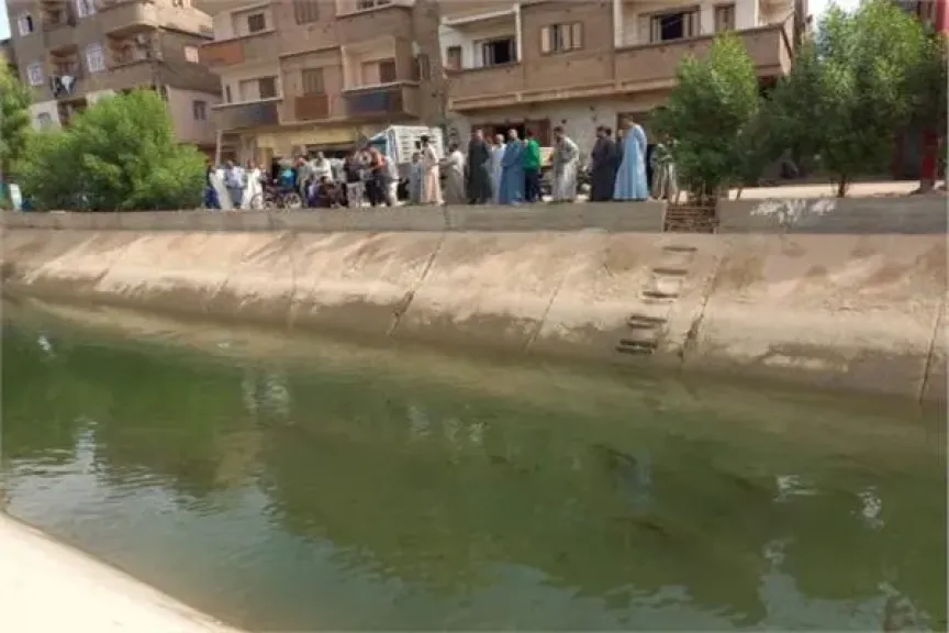 ”كان بيلعب كرة”..البحث عن طفل سقط في ترعة بقنا