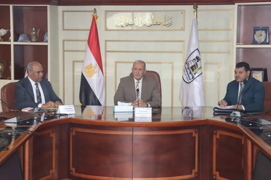 سكرتير عام بنى سويف يعقد اجتماعًا لمناقشة عدد من الطلبات المقدمة من بعض المواطنين لتقنين أوضاعهم القانونية