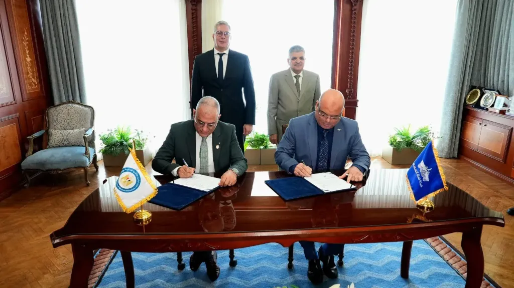 البترول وقناة السويس توقعان مذكرة تفاهم لإنشاء محطة لإسالة وتموين الغاز الطبيعي المسال