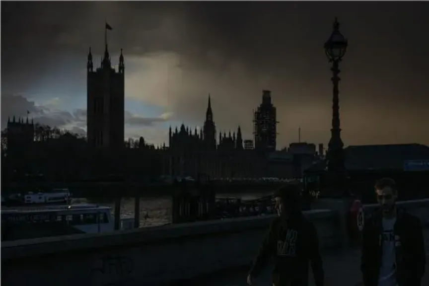 موازنة بريطانيا المرعبة تدفع المستثمرين للفرار خارج البلاد