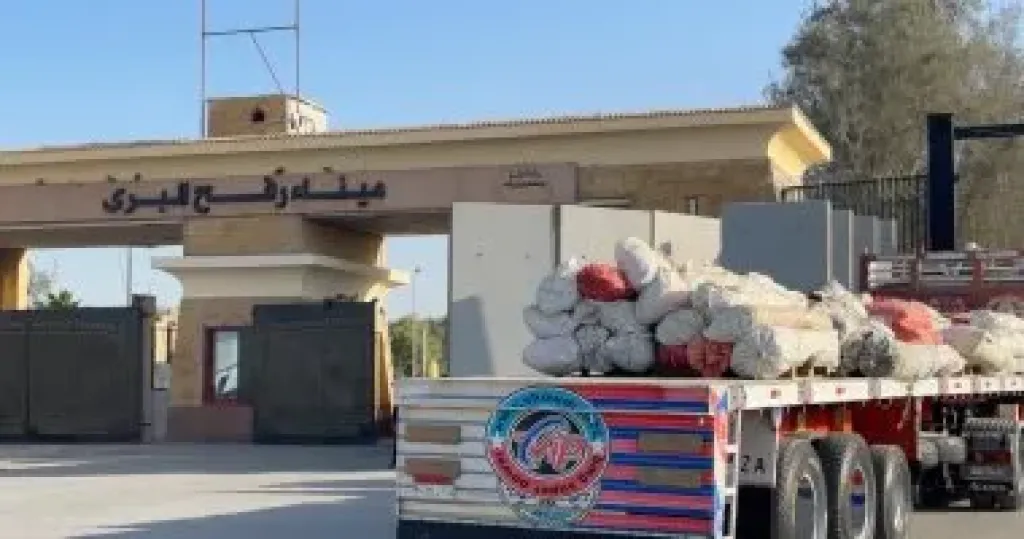 إطلاق قافلة زاد العزة الـ78 إلى غزة بحمولة 220 ألف سلة غذائية و104 ألف قطعة ملابس