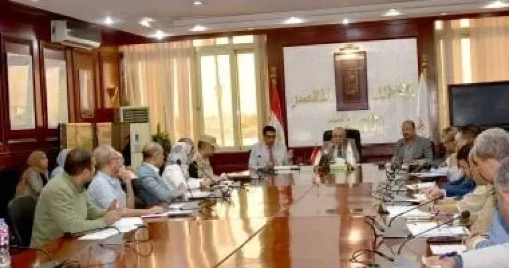 محافظ الأقصر يوافق على تخصيص أراضٍ لإنشاء مدارس ومحطة مياه بقرى إسنا