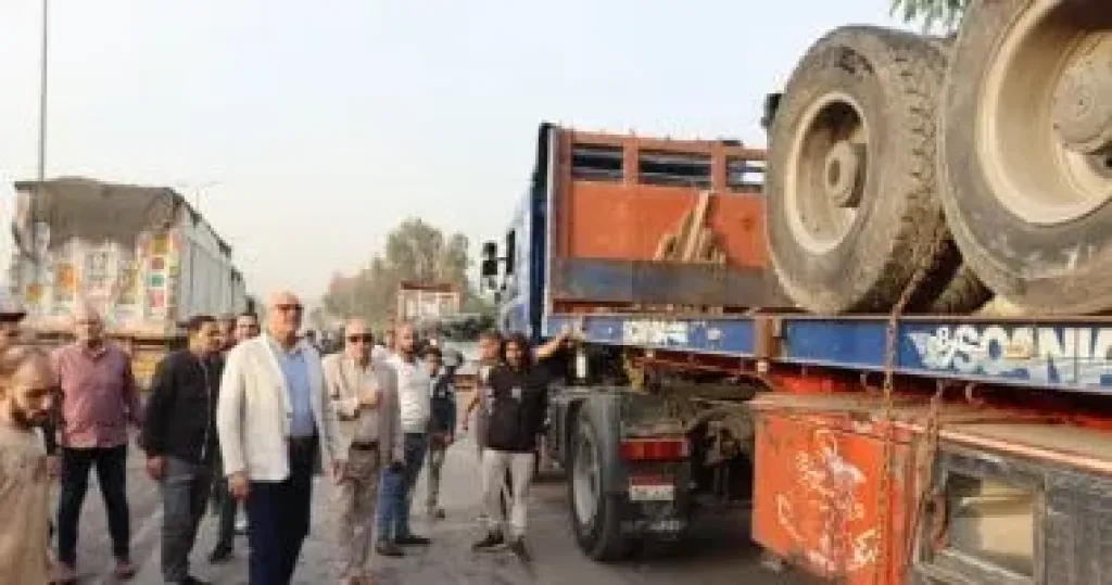 محافظ القليوبية يتابع رفع تريلا سقطت فى ترعة بطوخ ويوجه بدراسة توسعة الكوبرى