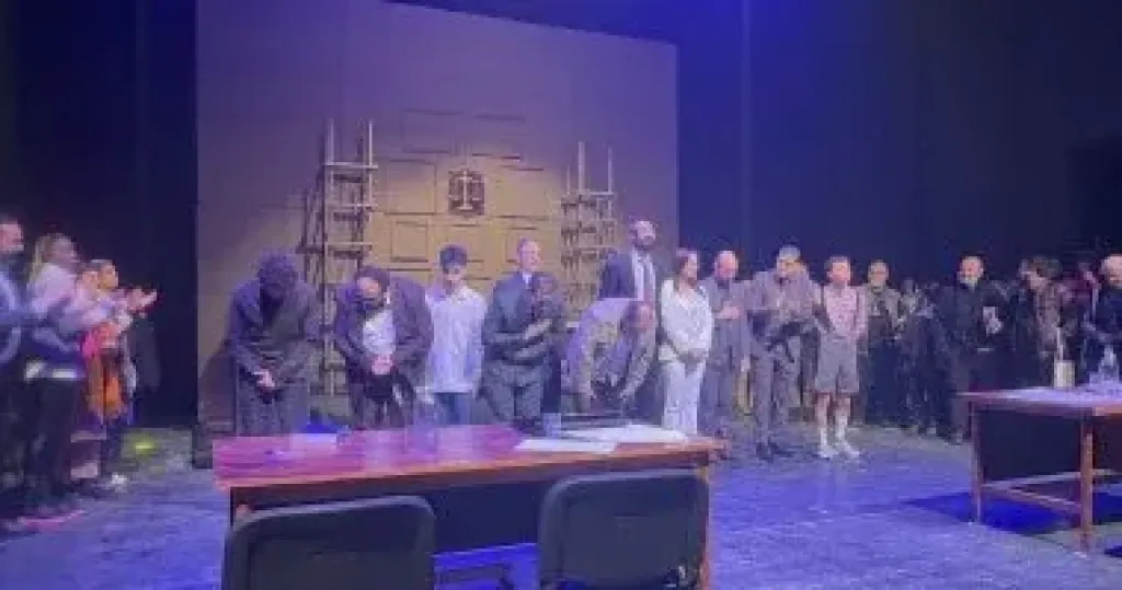 تصفيق حار لمسرحية «سقوط حر» على مسرح الريو فى أيام قرطاج المسرحى