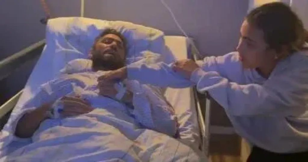 تامر حسنى يصل مصر.. ويؤكد: هكمل فترة علاجى فى بلدى