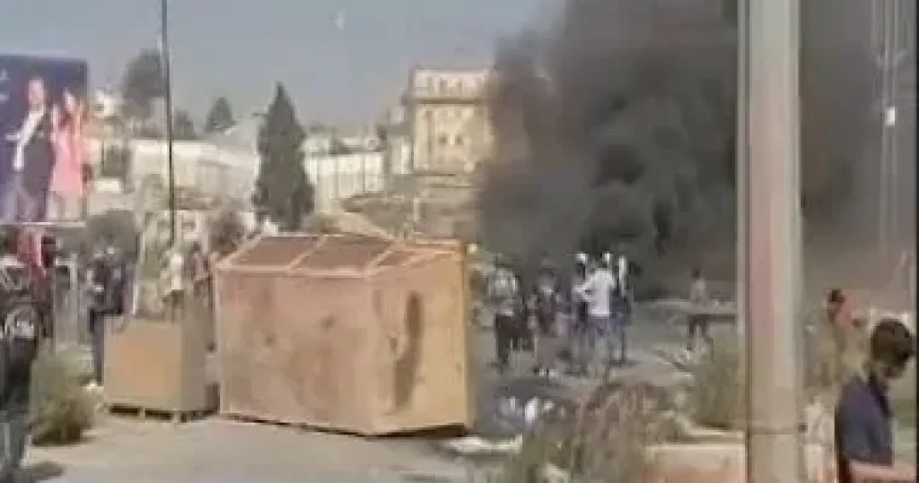 مستوطنون يهاجمون مركبات الفلسطينيين في بيتونيا بالضفة