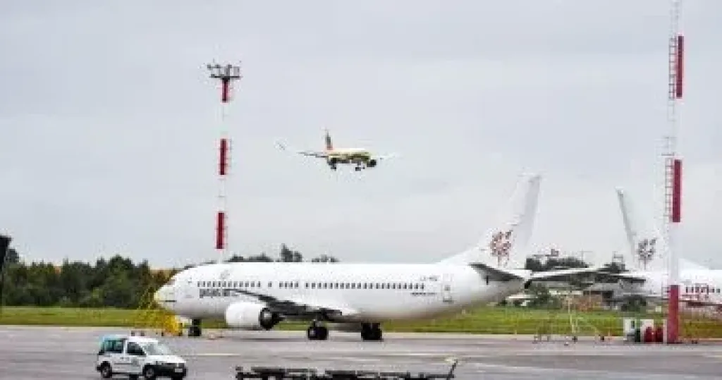 ليتوانيا تغلق المجال الجوى لمطار فيلينوس بعد رصد مناطيد فى سماء العاصمة