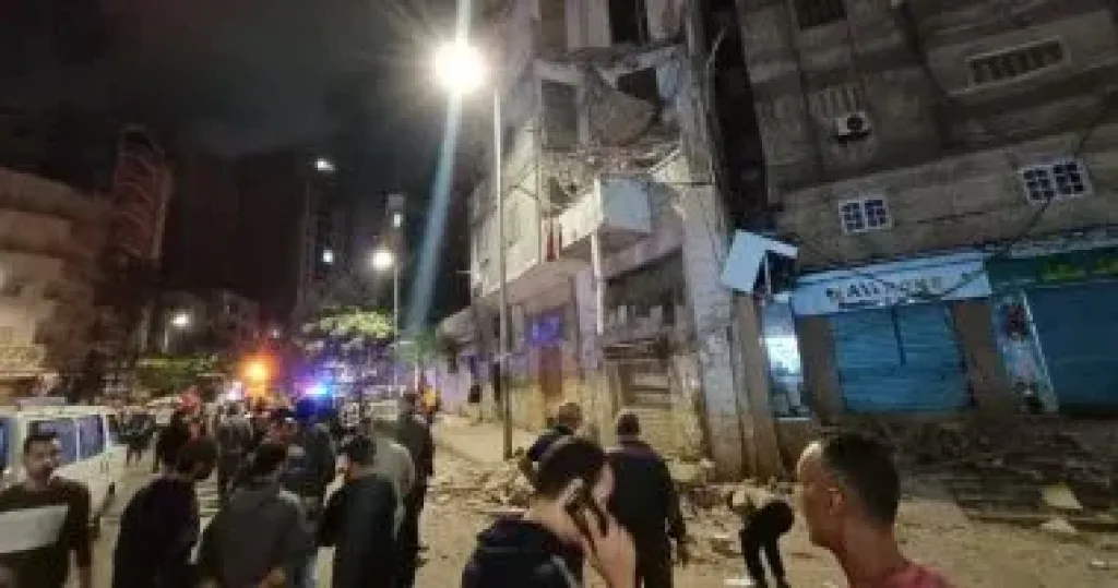 انهيار جزئى بعقار بشارع جمال عبد الناصر بالإسكندرية وتحطيم سيارتين