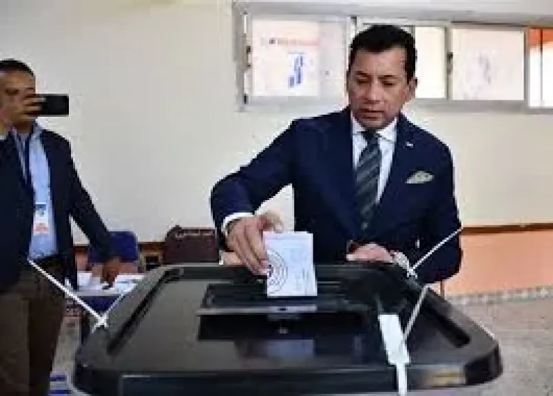 وزير الشباب والرياضة يدلى بصوته فى انتخابات مجلس النواب بالشروق