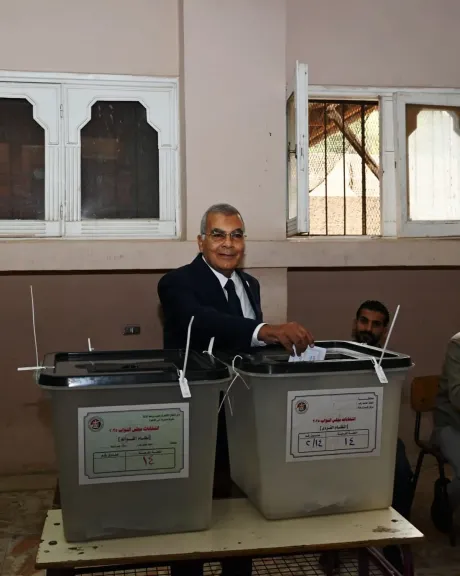 رئيس مجلس الشيوخ يدلى بصوتة الانتخابى بالمعادى