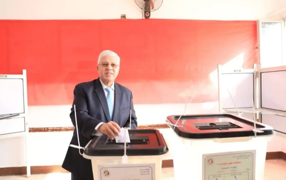 وزير التعليم العالي يُدلي بصوته في انتخابات مجلس النواب ٢٠٢٥ بمدرسة سيزا نبراوي