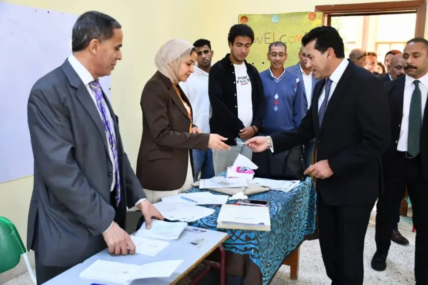 وزير الشباب والرياضة يدلي بصوته في انتخابات مجلس النواب