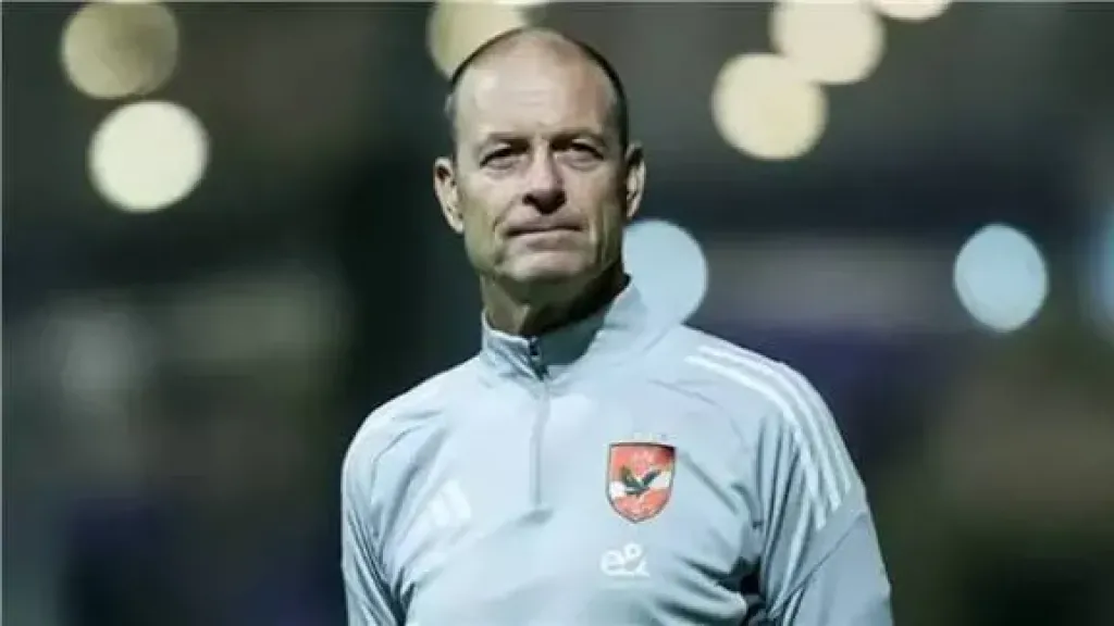 توروب يحاضر لاعبي الأهلي بالفيديو استعدادا لمباراة الجيش الملكي