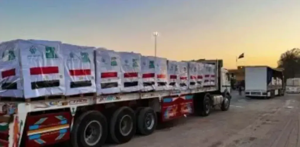 الهلال الأحمر المصري يدفع بأكثر من 11 ألف طن مساعدات غذائية وطبية وشتوية عبر قافلة «زاد العزة» الـ 79 إلى غزة