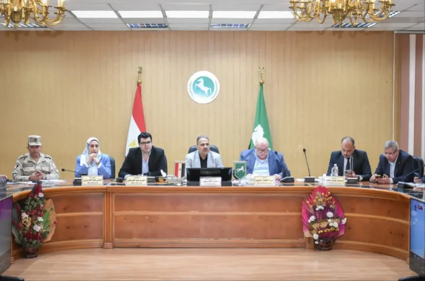 من مركز شبكة الطوارئ محافظ الشرقية يتابع سيرالعمليةالانتخابية لمجلس النواب مع رؤساءالمراكز والمدن