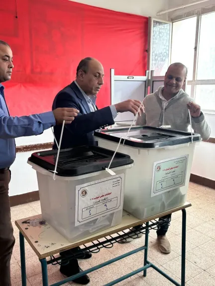 رئيس حزب حماة الوطن يدلي بصوته في انتخابات مجلس النواب 2025