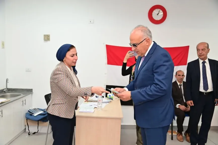 وزير الري يدلى بصوته في انتخابات مجلس النواب