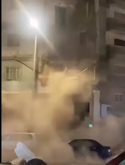 لحظة انهيار عقار الإسكندرية تثير الهلع، والنشطاء يحذرون من كارثة