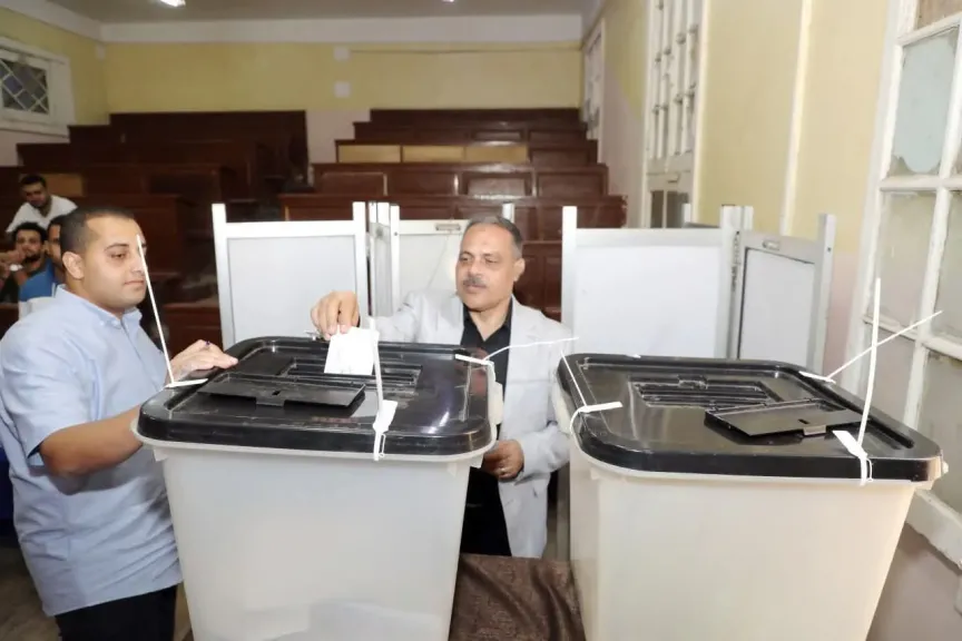 محافظ الشرقية يدلى بصوته بانتخابات مجلس النواب بلجنه مدرسة السادات الإعدادية بالزقازيق