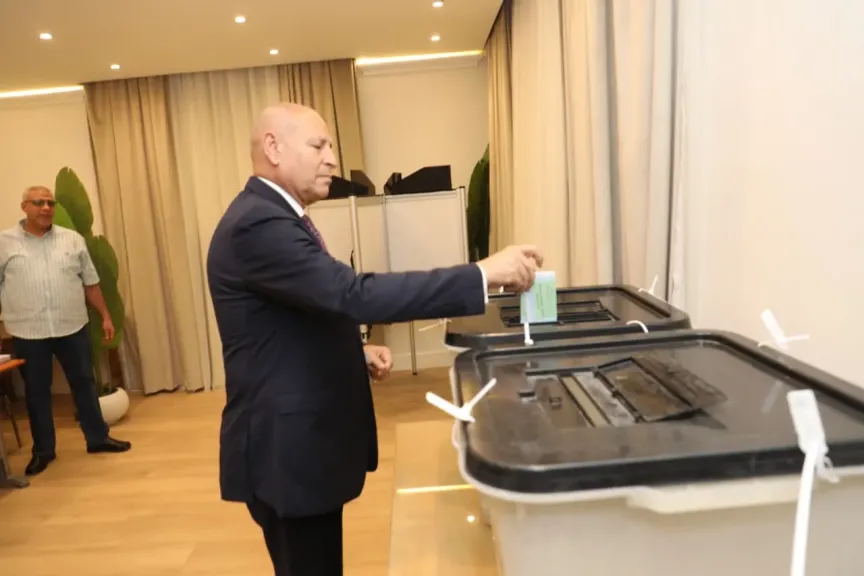 محافظ القاهرة يدلى بصوته فى انتخابات مجلس النواب