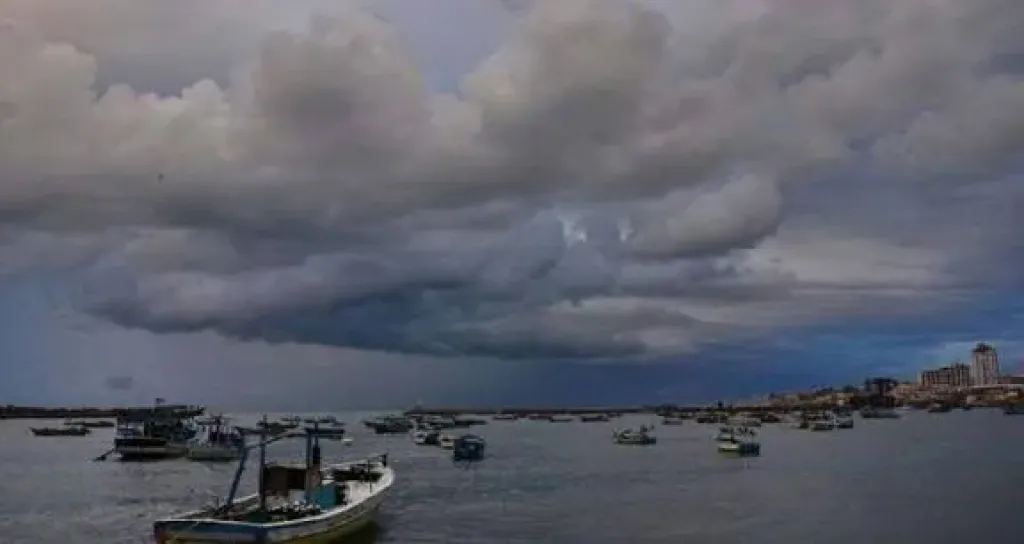 طقس غائم مصحوبًا بانخفاض في درجات الحرارة بالبحيرة