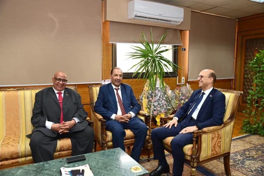 الدكتور المنشاوي يستقبل الدكتور حمدي حسين ورئيس جامعة سفنكس خلال زيارة