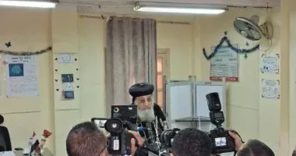 البابا تواضروس الثاني يدلي بصوته في انتخابات النواب بالعباسية