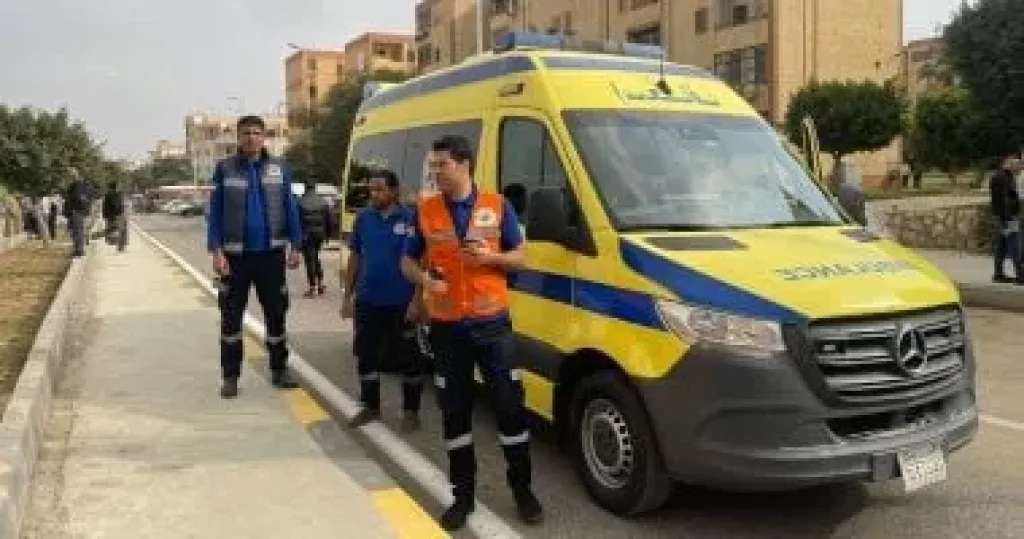 سيارات إسعاف مجهزة أمام لجان انتخابات النواب فى التجمع الخامس