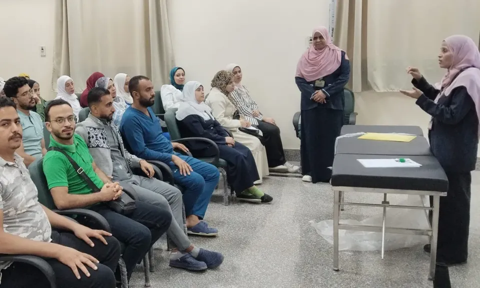 مستشفى الإصابات بجامعة أسيوط ينظم دورة تدريبية متخصصة لأطقم التمريض