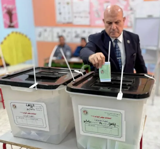 رئيس هيئة النيابة الإدارية يُدلي بصوته في انتخابات مجلس النواب 2025|صور