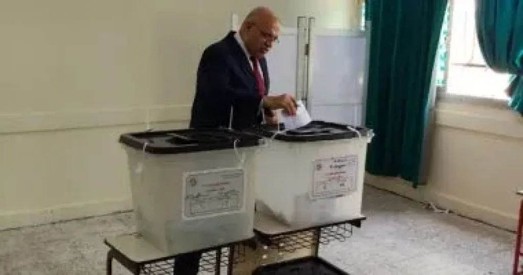 نائب محافظ القاهرة يدلى بصوته الانتخابى فى لجنته بالتجمع الخامس