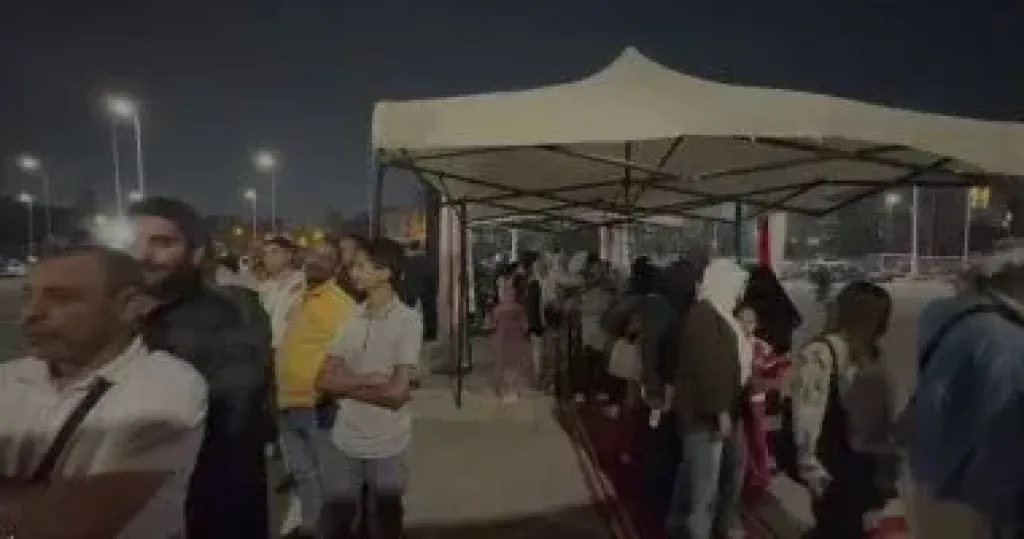 قبل غلق باب الاقتراع.. طوابير للناخبين بالتجمع الأول للتصويت بالانتخابات