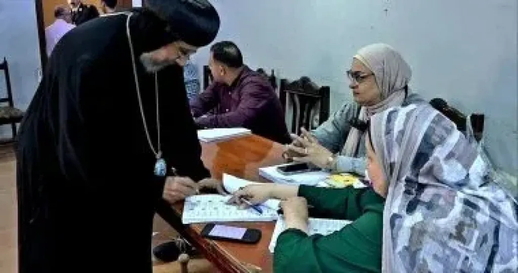 الأنبا إرميا يدلى بصوته بانتخابات النواب: مسؤولية تسهم فى بناء الوطن