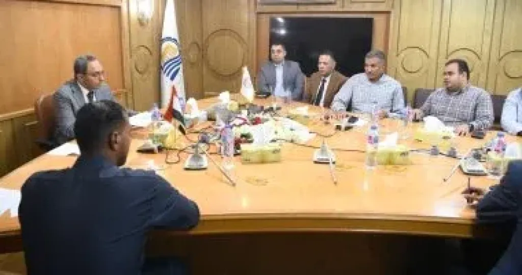 محافظ قنا يبحث 120 شكوى لمواطنين ويقدم حلولا عاجلة