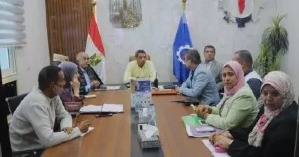 محافظ السويس يتابع سير العملية الانتخابية ضمن المرحلة الثانية لمجلس النواب