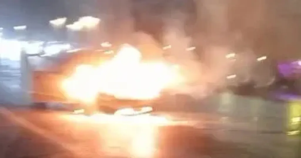 اشتعال سيارة ملاكي أعلى الطريق الدائرى المتجه لميدان الرماية